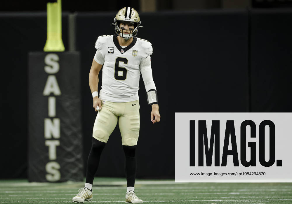 NEW ORLEANS, LA - OCTOBER 05: Tyler Shough 6 of the New Orleans Saints on the field during the first half of a game against the Atlanta Falcons at Caesars Superdome on October 5, 2026, in New Orleans, Louisiana. (Photo by Derick Hingle Icon Sportswire) NFL, American Football Herren, USA OCT 05 Falcons at Saints Icon12626105080