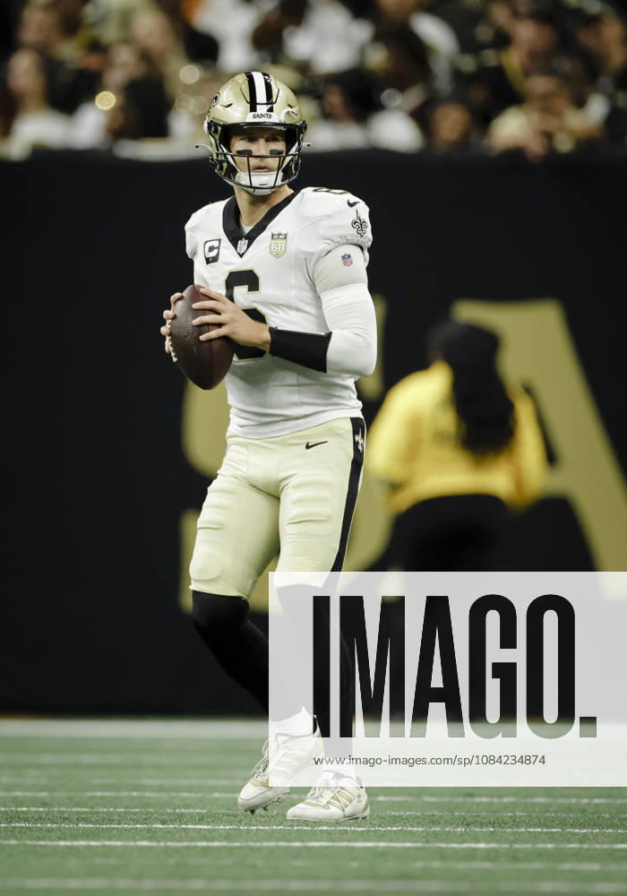 NEW ORLEANS, LA - OCTOBER 05: Tyler Shough 6 of the New Orleans Saints warms up before taking a possession against the Atlanta Falcons during the first half of a game at Caesars Superdome on October 5, 2026, in New Orleans, Louisiana. (Photo by Derick Hingle Icon Sportswire) NFL, American Football Herren, USA OCT 05 Falcons at Saints Icon12626105084