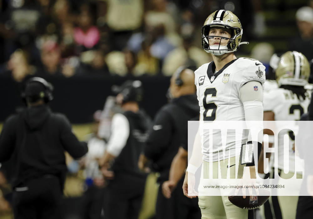 NEW ORLEANS, LA - OCTOBER 05: Tyler Shough 6 of the New Orleans Saints looks on from the sideline during the first half of a game at Caesars Superdome on October 5, 2026, in New Orleans, Louisiana. (Photo by Derick Hingle Icon Sportswire) NFL, American Football Herren, USA OCT 05 Falcons at Saints Icon12626105103