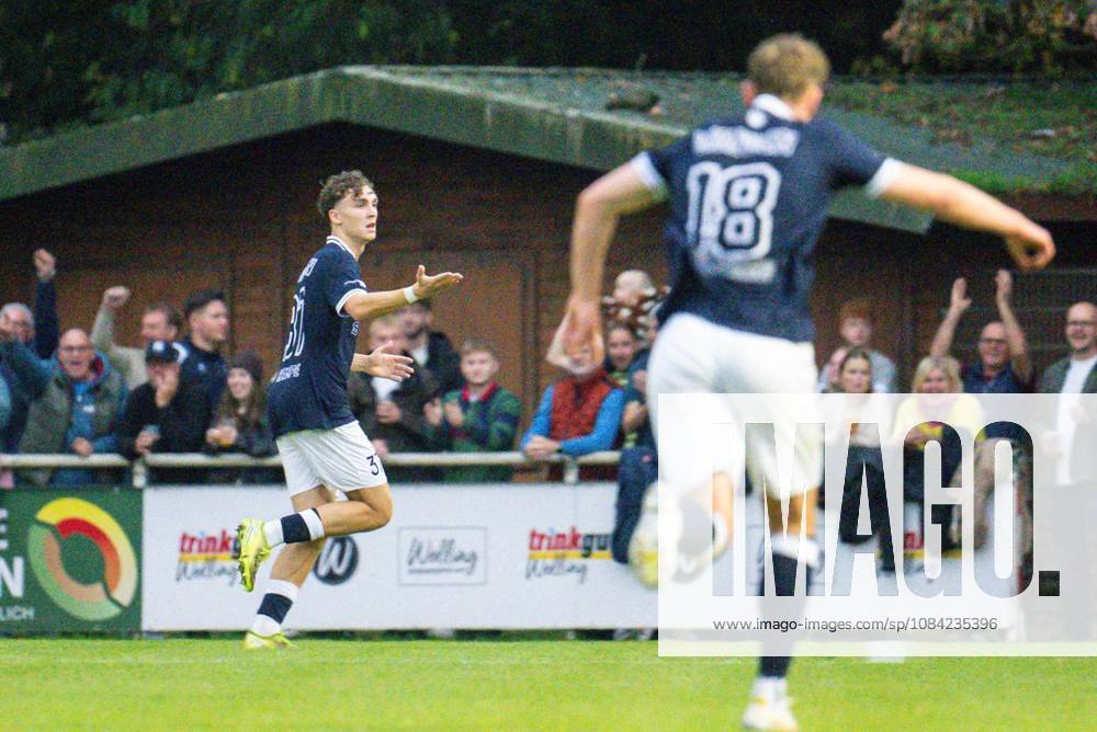 Fußball Niederrheinpokal SV Blau-Weiß Dingden - MSV Duisburg am 07.10.26 am Sportplatz am Höingsweg in Hamminkeln Torjubel zum 1:0 durch Fabrice Kempe Duisburg
