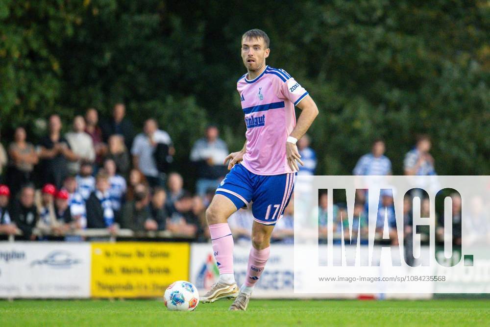 Fußball Niederrheinpokal SV Blau-Weiß Dingden - MSV Duisburg am 07.10.26 am Sportplatz am Höingsweg in Hamminkeln Max Besuschkow( Duisburg ) Duisburg