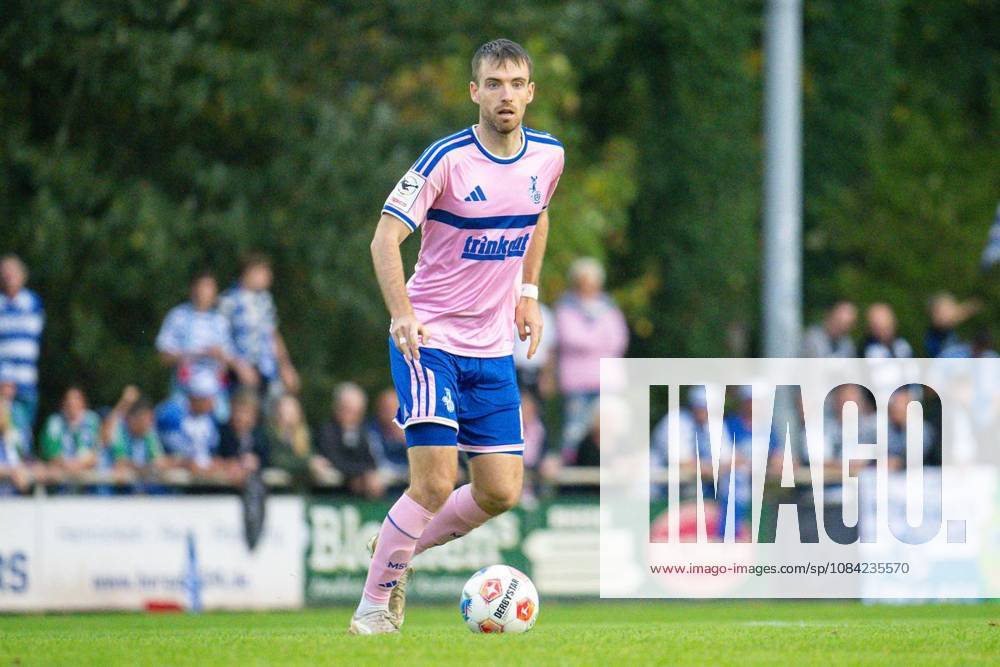 Fußball Niederrheinpokal SV Blau-Weiß Dingden - MSV Duisburg am 07.10.26 am Sportplatz am Höingsweg in Hamminkeln Max Besuschkow( Duisburg ) Duisburg