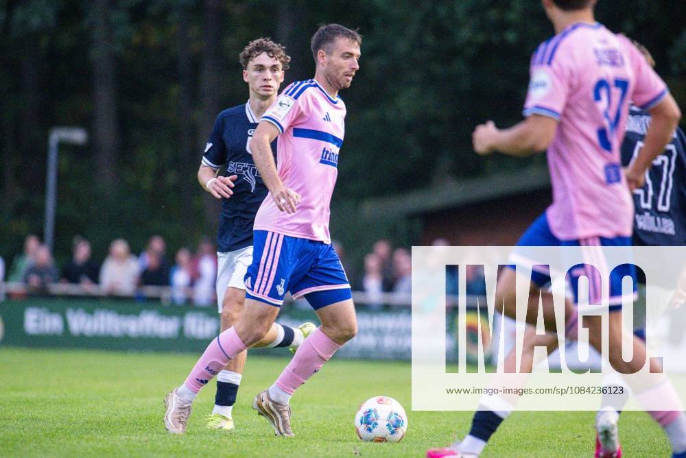 Fußball Niederrheinpokal SV Blau-Weiß Dingden - MSV Duisburg am 07.10.26 am Sportplatz am Höingsweg in Hamminkeln Max Besuschkow( Duisburg ) Duisburg
