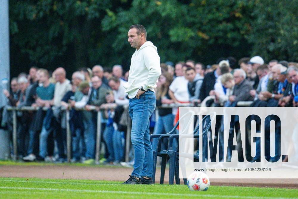 Fußball Niederrheinpokal SV Blau-Weiß Dingden - MSV Duisburg am 07.10.26 am Sportplatz am Höingsweg in Hamminkeln Dietmar Hirsch ( Trainer Cheftrainer Duisburg ) Duisburg