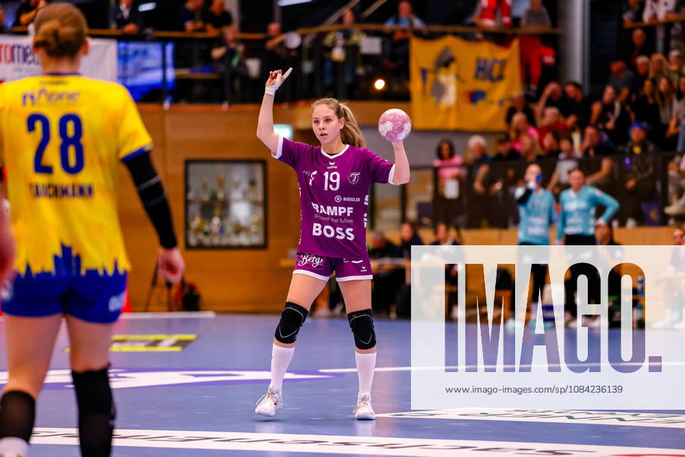 Johanna Farkas (TusSies Metzingen, 19) gibt Anweisungen, gestikuliert, am Ball, GER, HC Leipzig vs. TusSies Metzingen, Handball, ALSCO Handball Bundesliga Frauen, 5. Spieltag, Spielzeit 2026 2027, 07.10.2026 GER, HC Leipzig vs. TusSies Metzingen, Handball, ALSCO Handball Bundesliga Frauen, 5. Spieltag, Spielzeit 2026 2027, 07.10.2026 Markranstaedt