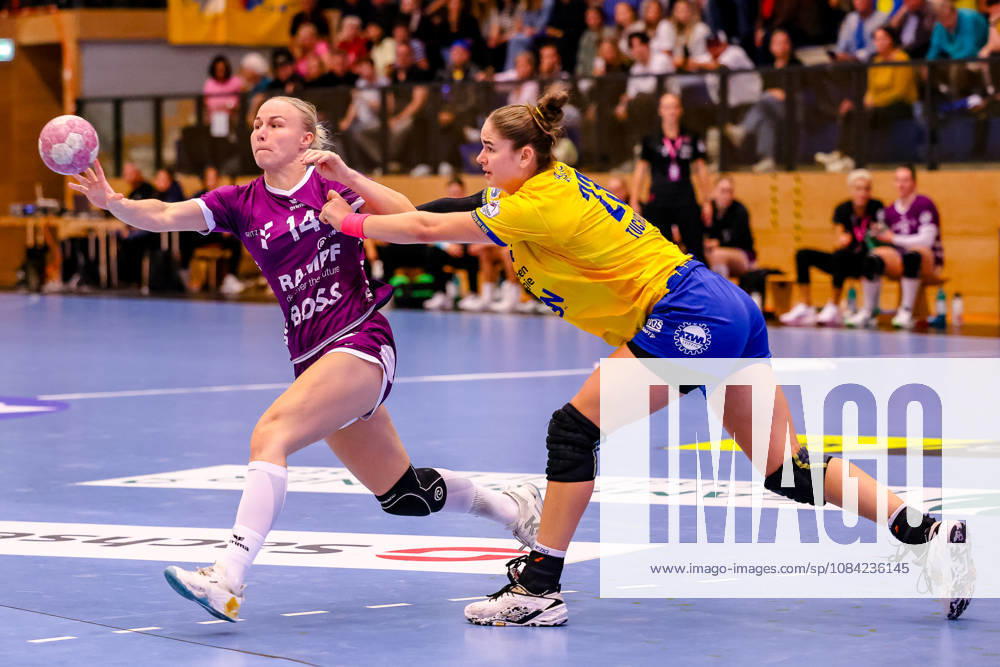 Lotta Roepcke (TusSies Metzingen, 14) passt den Ball, Zweikampf, Duell, Kampf Marlene Tucholke (HC Leipzig, 23), GER, HC Leipzig vs. TusSies Metzingen, Handball, ALSCO Handball Bundesliga Frauen, 5. Spieltag, Spielzeit 2026 2027, 07.10.2026 GER, HC Leipzig vs. TusSies Metzingen, Handball, ALSCO Handball Bundesliga Frauen, 5. Spieltag, Spielzeit 2026 2027, 07.10.2026 Markranstaedt
