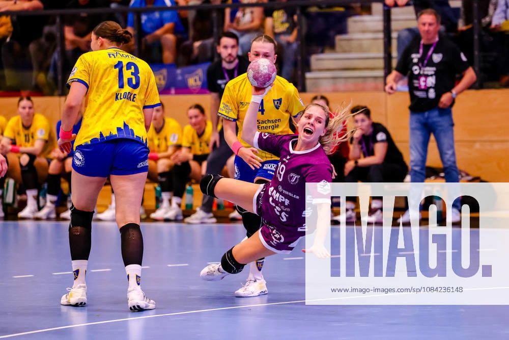 Johanna Farkas (TusSies Metzingen, 19) geht mit Schrei zu Boden, am Ball, faellt nach Zweikampf, Duell, Kampf mit Laura Sophie Klocke (HC Leipzig, 13) und Jana Walther (HC Leipzig, 04), GER, HC Leipzig vs. TusSies Metzingen, Handball, ALSCO Handball Bundesliga Frauen, 5. Spieltag, Spielzeit 2026 2027, 07.10.2026 GER, HC Leipzig vs. TusSies Metzingen, Handball, ALSCO Handball Bundesliga Frauen, 5. Spieltag, Spielzeit 2026 2027, 07.10.2026 Markranstaedt