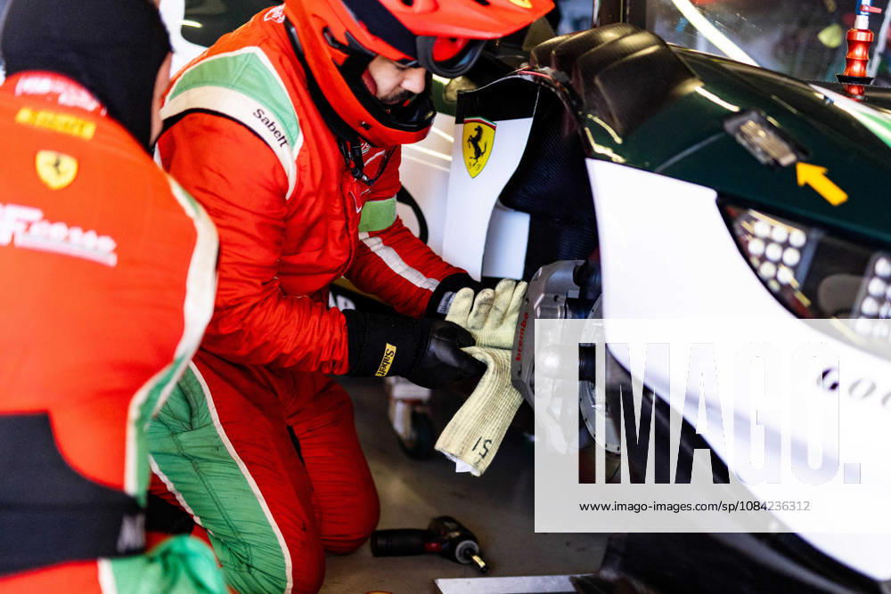 AUTO - ELMS - 4 HOURS OF PORTIMAO 2026 55 CAMERON Duncan (gbr), PEREL David (rsa), GRIFFIN Matthew (irl), Spirit of Race, Ferrari 296 LMGT3 Evo, LMGT3, mecaniciens, mechanics pitlane, during the 4 Hours of Portimao 2026, 6th round of the 2026 European Le Mans Series on the Autodromo Internacional do Algarve from October 8 to 10, 2026 in Portimao, Portugal -