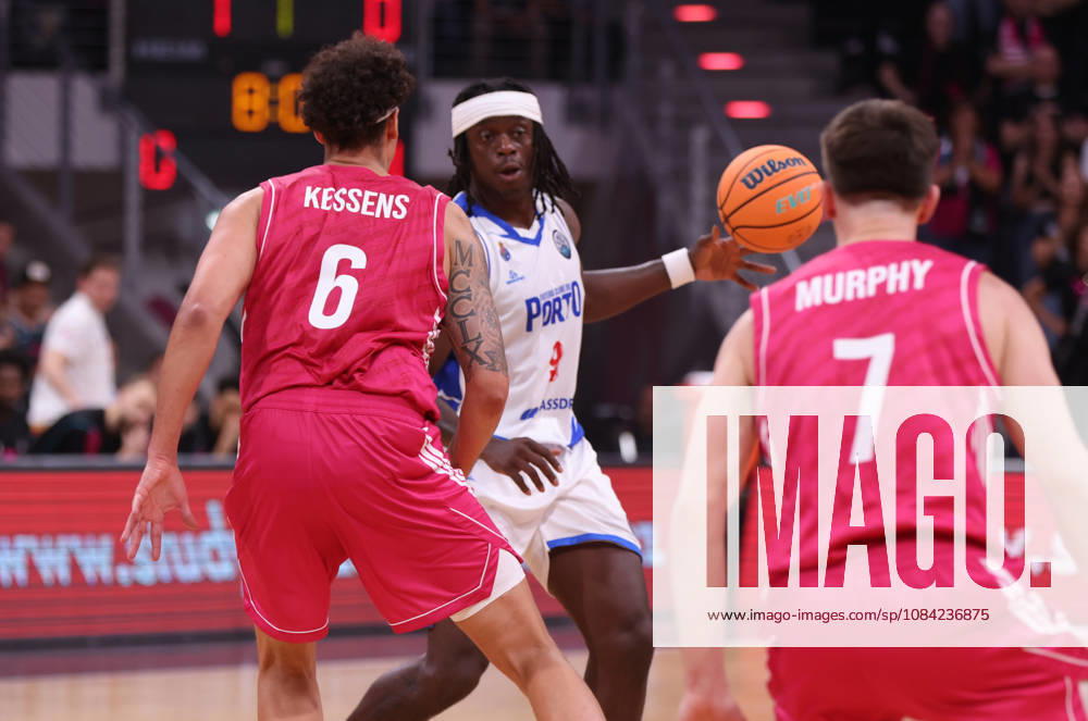 Thomas Bropleh (Porto) am Ball gegen Michael Kessens (Bonn), BCL, Telekom Baskets Bonn vs FC Porto, Bonn