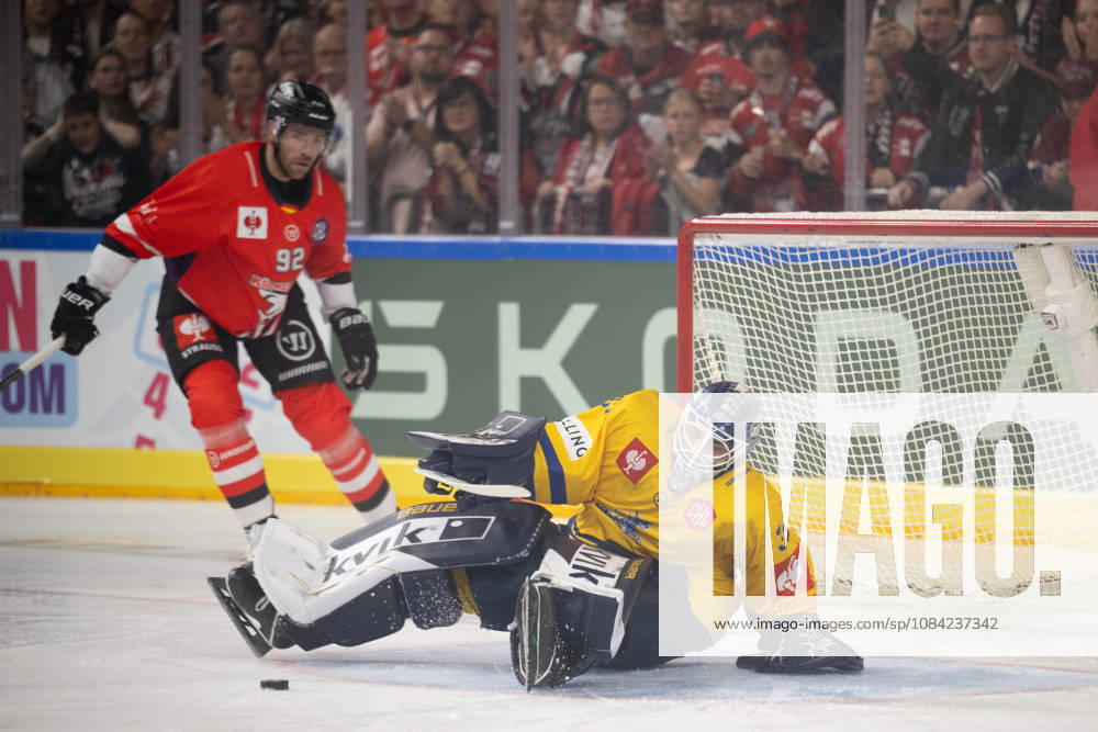 CHL; Kölner Haie - Herning Blue Fox ; Köln, 07.10.2026 Marcel Noebels (Kölner Haie, Sturm, 92); Janis Fecers (Herning Blue Fox, Torwart, 35); CHL; Kölner Haie - Herning Blue Fox am 07.10.2026 in der LanxessArena in Köln (Deutschland).