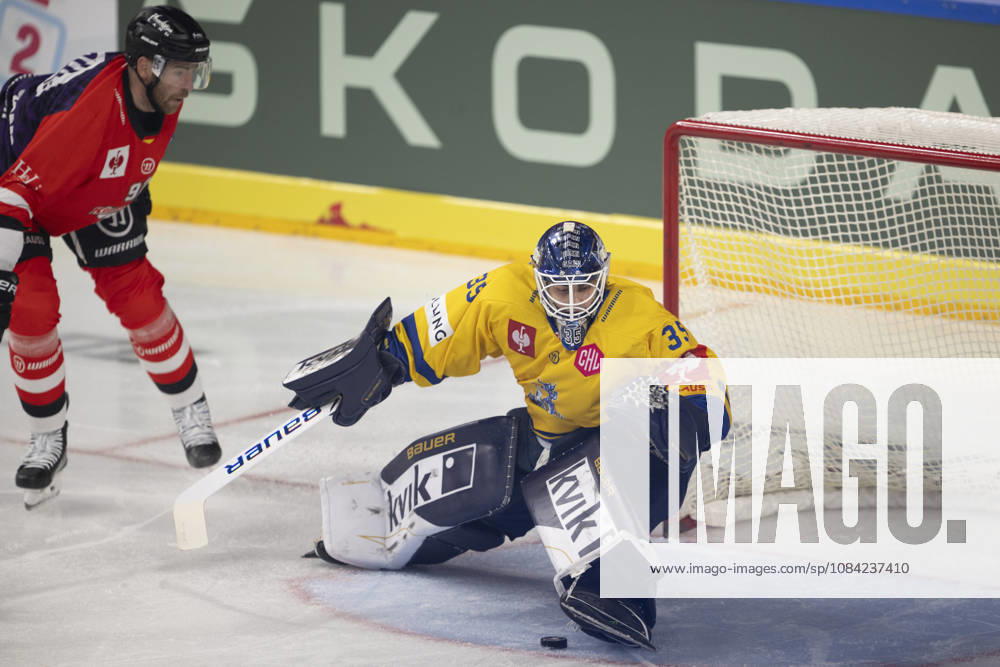 CHL; Kölner Haie - Herning Blue Fox; Köln, 07.10.2026 Marcel Noebels (Kölner Haie, Sturm, 92); Janis Fecers (Herning Blue Fox, Torwart, 35); CHL; Kölner Haie - Herning Blue Fox am 07.10.2026 in der Lanxessarena in Köln (Deutschland).