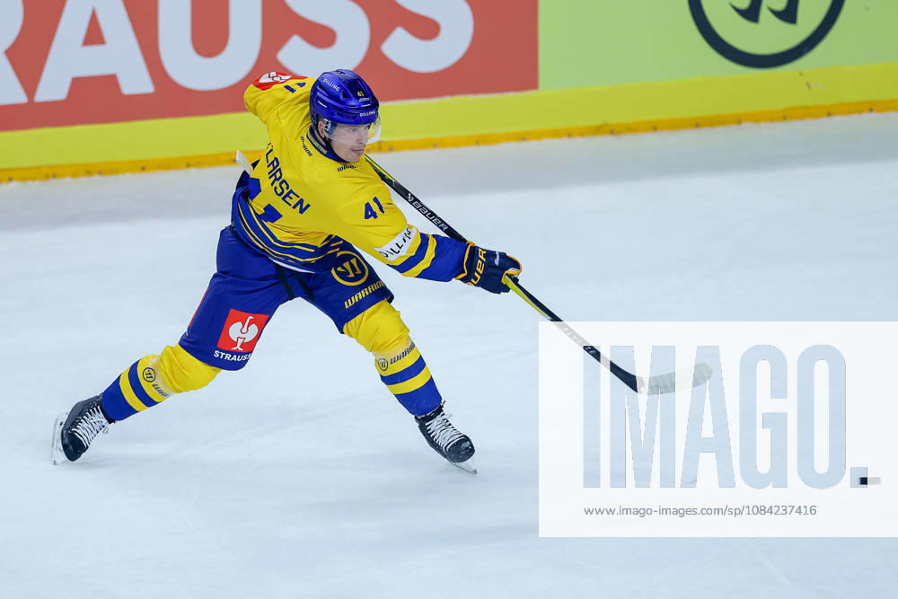 Eishockey, CHL, Kölner Haie - Blue Fox Herning, Champions Hockey League 2026 27, 5. Spieltag, Saison 2026 27, Lanxess-Arena Köln: Mads Skov Larsen (Blue Fox Herning 41) beim Schuss Nordrhein-Westfalen Deutschland