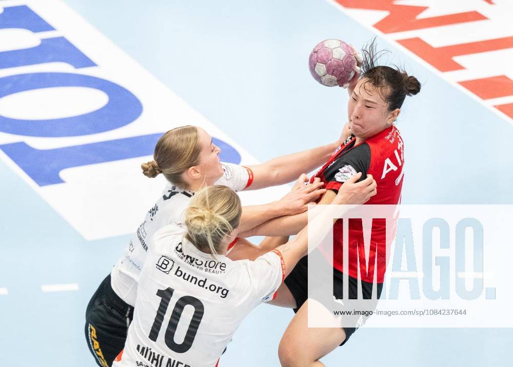 Handball Frauen 1. Bundesliga Frauen Saison 2026-2027 Salzhalle 5. Spieltag Thüringer HC - HSG Blomberg-Lippe im Foto: Natsuki Aizawa 23 (Thüringer HC) im Zweikampf mit Maxi Mühlner 10 (HSG Blomberg-Lippe) und Nieke Kühne 9 (HSG Blomberg-Lippe) ( Deutschland Thueringen Bad Langensalza