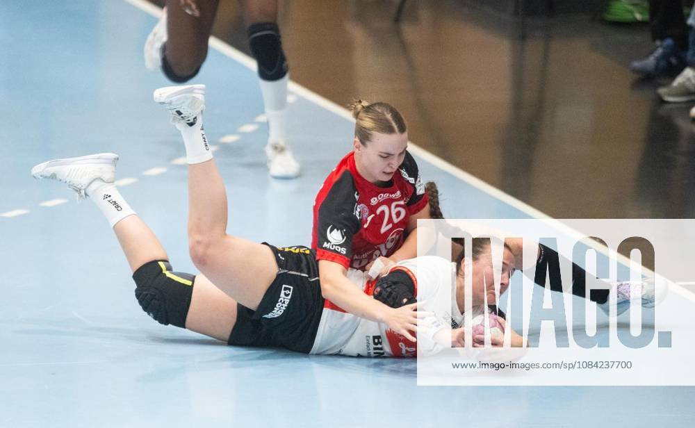 Handball Frauen 1. Bundesliga Frauen Saison 2026-2027 Salzhalle 5. Spieltag Thüringer HC - HSG Blomberg-Lippe im Foto: Anna Szabo 26 (Thüringer HC) im Zweikampf mit Diana Magnusdottir 7 (HSG Blomberg-Lippe) ( Deutschland Thueringen Bad Langensalza
