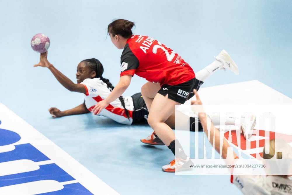 Handball Frauen 1. Bundesliga Frauen Saison 2026-2027 Salzhalle 5. Spieltag Thüringer HC - HSG Blomberg-Lippe im Foto: Natsuki Aizawa 23 (Thüringer HC) im Zweikampf mit mberg-Lippe), Nieke Kühne 9 (HSG Blomberg-Lippe) und Farelle Njinkeu 55 (HSG Blomberg-Lippe) ( Deutschland Thueringen Bad Langensalza
