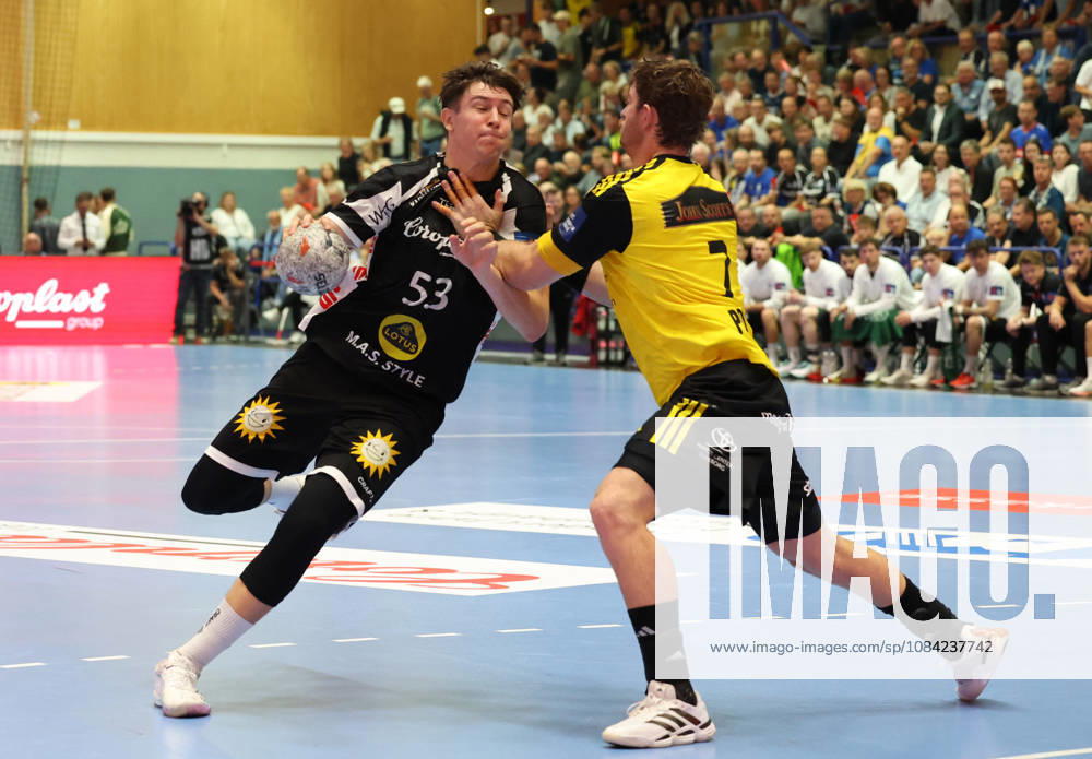 V.l. Soeren Steinhaus (Bergischer HC 53), Tom Poyet (IK Saevehof 07) GER, Bergischer HC06 vs. IK Saevehof, Handball, EHF Europa League 2026 27, 2. Spieltag, Spielzeit 2026 2027, 06.10.2026 GER, Bergischer HC06 vs. IK Saevehof, Handball, EHF Europa League 2026 27, 2. Spieltag, Spielzeit 2026 2027, 06.10.2026 Solingen-Mitte
