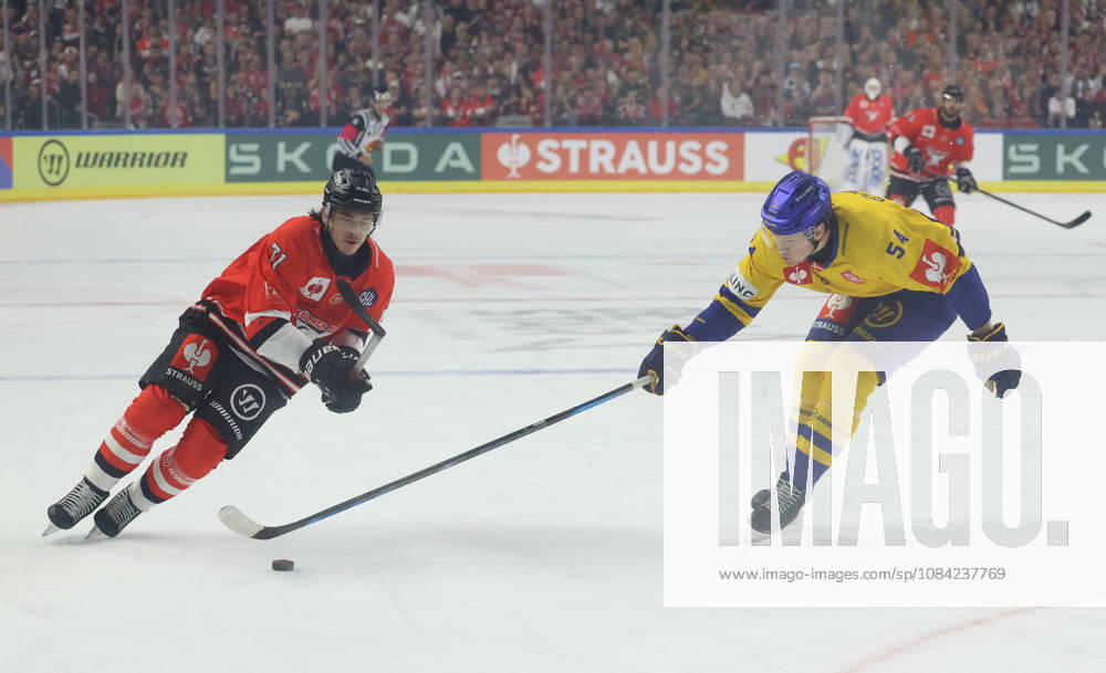 V.l. Daniel Fischbuch (Koelner Haie 71), Matteus Soederbom (Herning Blue Fox 54) GER, Koelner Haie vs. Herning Blue Fox, Eishockey, DEL, Spielzeit 2026 2027, 07.10.2026 GER, Koelner Haie vs. Herning Blue Fox, Eishockey, DEL, Spielzeit 2026 2027, 07.10.2026 Deutschland