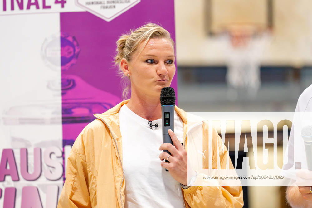 Dortmund, 07.10.2026, Handball, Damen, Alsco Handball Bundesliga Frauen, 5. Spieltag , BVB Borussia Dortmund - Buxtehuder SV Alexandra Popp im Gespräch vor der Auslosung des Viertelfinales des DHB Pokal der Frauen Dortmund Sporthalle Wellinghofen NRW Germany