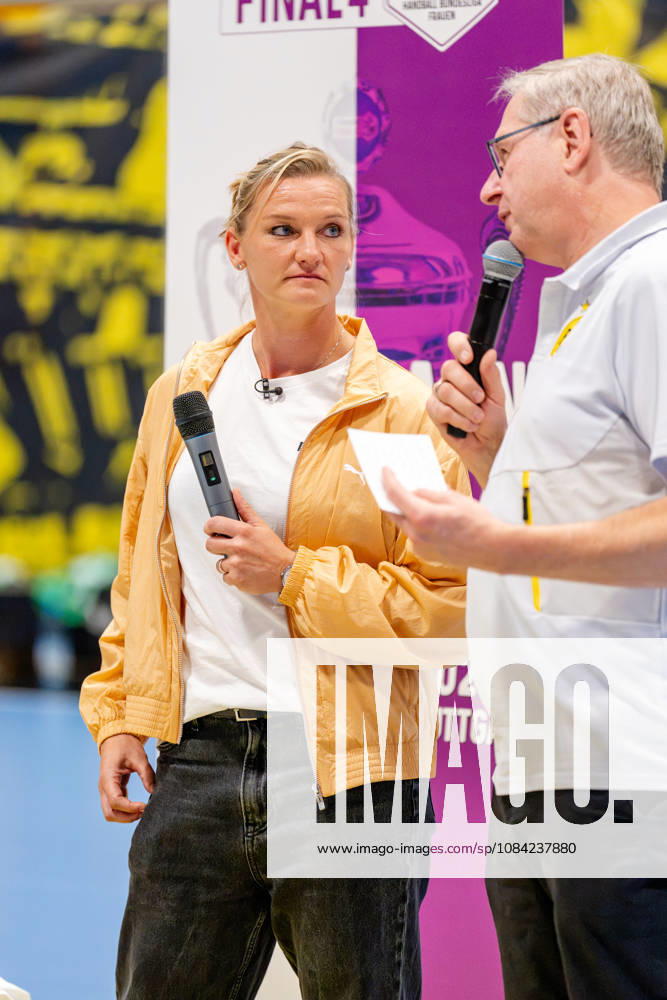 Dortmund, 07.10.2026, Handball, Damen, Alsco Handball Bundesliga Frauen, 5. Spieltag , BVB Borussia Dortmund - Buxtehuder SV Alexandra Popp im Gespräch vor der Auslosung des Viertelfinales des DHB Pokal der Frauen Dortmund Sporthalle Wellinghofen NRW Germany