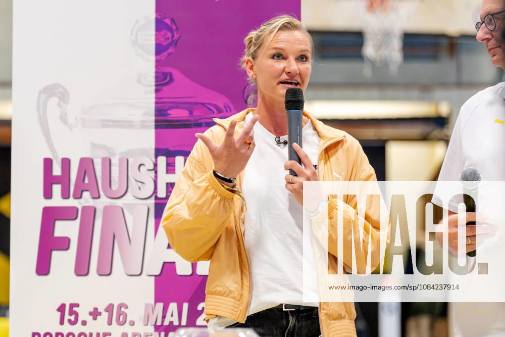 Dortmund, 07.10.2026, Handball, Damen, Alsco Handball Bundesliga Frauen, 5. Spieltag , BVB Borussia Dortmund - Buxtehuder SV Alexandra Popp im Gespräch vor der Auslosung des Viertelfinales des DHB Pokal der Frauen Dortmund Sporthalle Wellinghofen NRW Germany