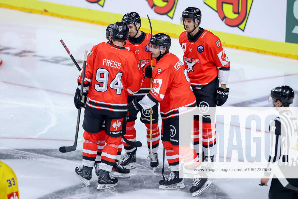 Eishockey, CHL, Kölner Haie - Blue Fox Herning, Champions Hockey League 2026 27, 5. Spieltag, Saison 2026 27, Lanxess-Arena Köln: Torjubel nach dem Tor zum 2:0 durch Torschütze Maximilian Kammerer (Koelner Haie 09) zusammen mit Robin Press (Koelner Haie 94) Louis-Marc Aubry (Koelner Haie 15) Markus Ljungh (Koelner Haie 61) Nordrhein-Westfalen Deutschland