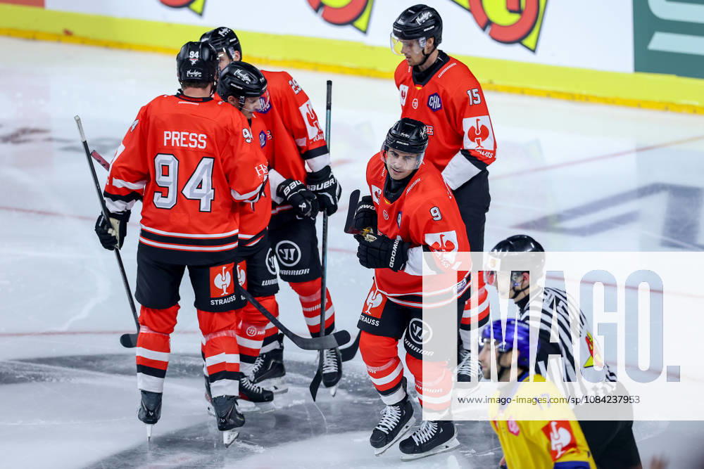 Eishockey, CHL, Kölner Haie - Blue Fox Herning, Champions Hockey League 2026 27, 5. Spieltag, Saison 2026 27, Lanxess-Arena Köln: Torjubel nach dem Tor zum 2:0 durch Torschütze Maximilian Kammerer (Koelner Haie 09) zusammen mit Robin Press (Koelner Haie 94) Louis-Marc Aubry (Koelner Haie 15) Markus Ljungh (Koelner Haie 61) Nordrhein-Westfalen Deutschland