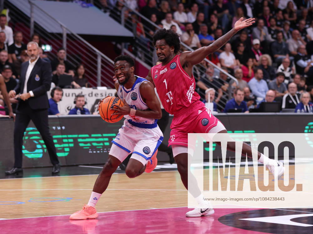 Childe Dundao (Porto) am Ball gegen John-Michael Wright (Bonn), BCL, Telekom Baskets Bonn vs FC Porto, Bonn