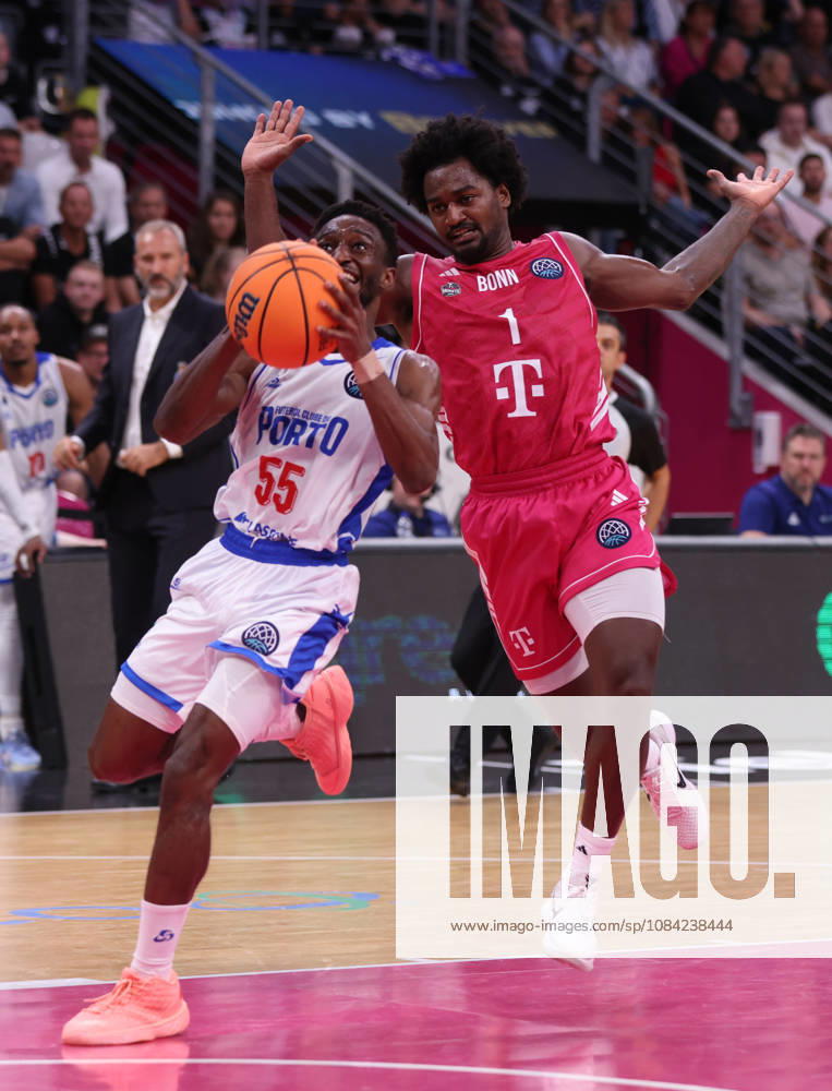 Childe Dundao (Porto) am Ball gegen John-Michael Wright (Bonn), BCL, Telekom Baskets Bonn vs FC Porto, Bonn