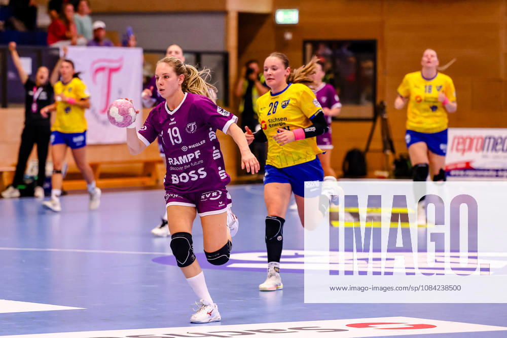 Johanna Farkas (TusSies Metzingen, 19) am Ball, rennt Lara Tauchmann (HC Leipzig, 28) davon, GER, HC Leipzig vs. TusSies Metzingen, Handball, ALSCO Handball Bundesliga Frauen, 5. Spieltag, Spielzeit 2026 2027, 07.10.2026 GER, HC Leipzig vs. TusSies Metzingen, Handball, ALSCO Handball Bundesliga Frauen, 5. Spieltag, Spielzeit 2026 2027, 07.10.2026 Markranstaedt