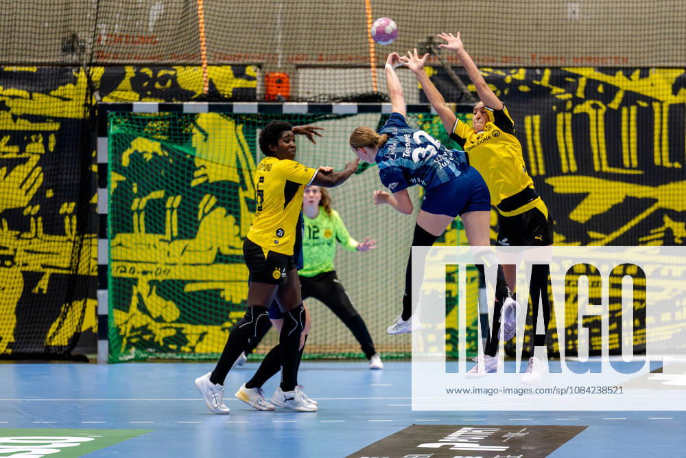 Dortmund, 07.10.2026, Handball, Damen, Alsco Handball Bundesliga Frauen, 5. Spieltag , BVB Borussia Dortmund - Buxtehuder SV Isa Ternede (Buxtehuder SV, 32) beim Wurf aus dem Rückraum gegen den Block von Dana Bleckmann (BVB, 66) Dortmund Sporthalle Wellinghofen NRW Germany