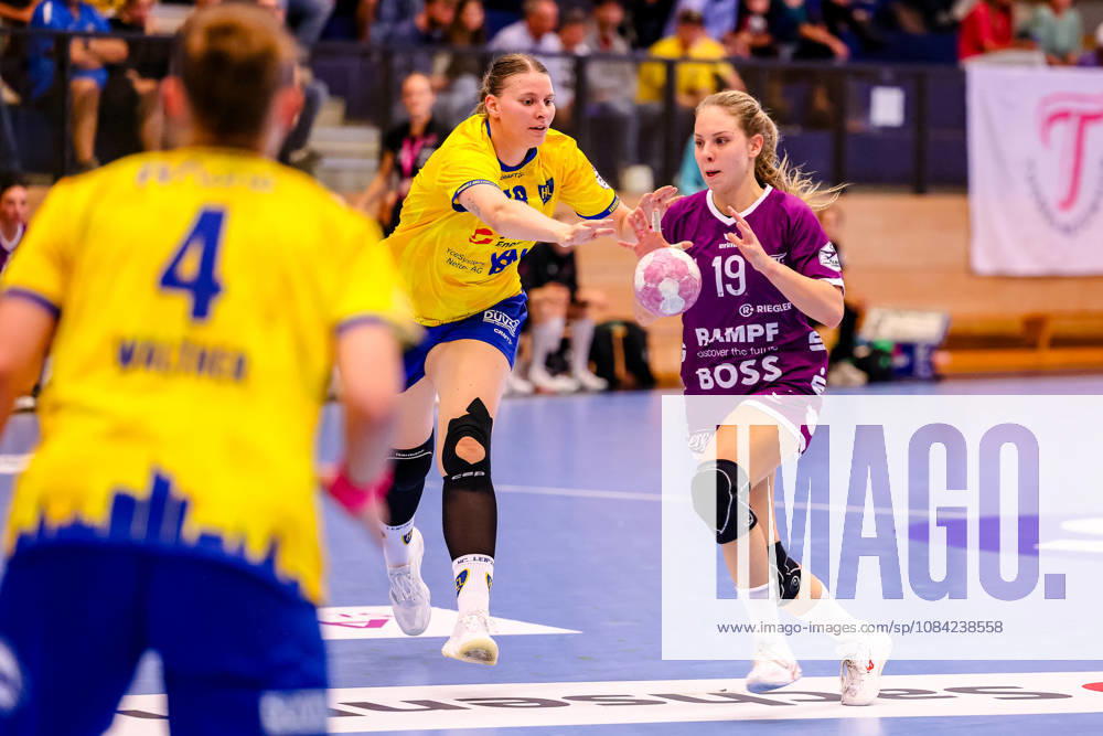 Johanna Farkas (TusSies Metzingen, 19) am Ball, Jasmin Eckart (HC Leipzig, 18) verteidigt, Zweikampf, Duell, Kampf, GER, HC Leipzig vs. TusSies Metzingen, Handball, ALSCO Handball Bundesliga Frauen, 5. Spieltag, Spielzeit 2026 2027, 07.10.2026 GER, HC Leipzig vs. TusSies Metzingen, Handball, ALSCO Handball Bundesliga Frauen, 5. Spieltag, Spielzeit 2026 2027, 07.10.2026 Markranstaedt