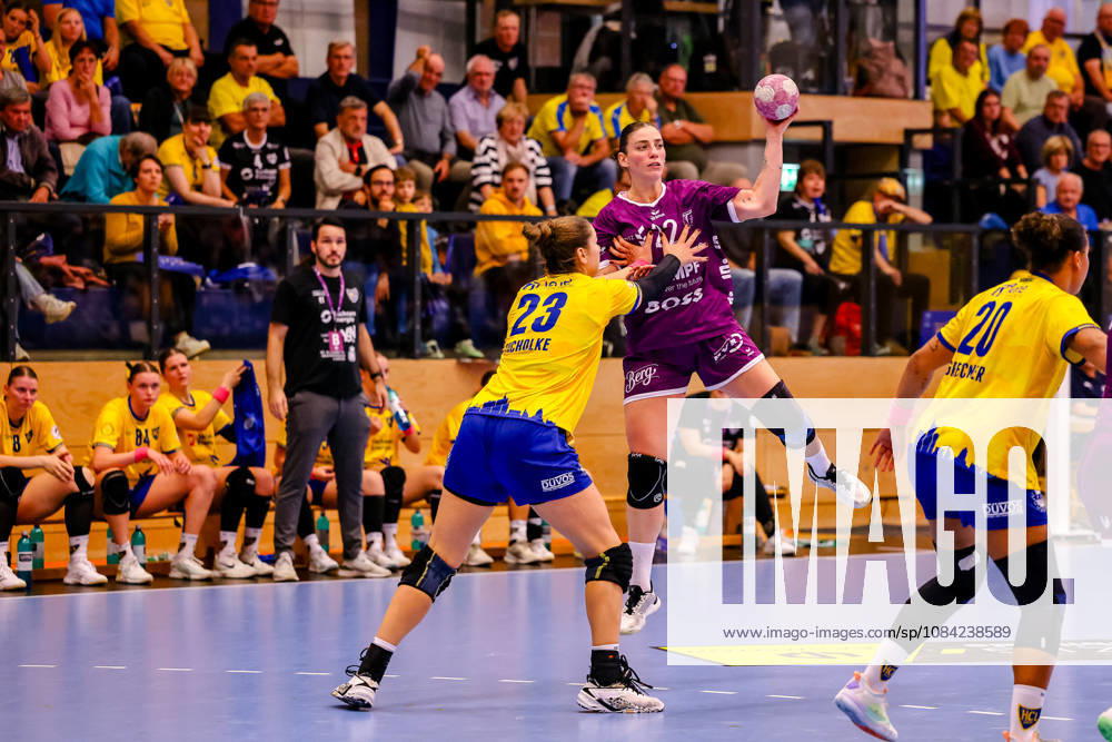Marlene Tucholke (HC Leipzig, 23) blockt Sies Metzingen, 22) im Sprung, Zweikampf, Duell, Kampf, GER, HC Leipzig vs. TusSies Metzingen, Handball, ALSCO Handball Bundesliga Frauen, 5. Spieltag, Spielzeit 2026 2027, 07.10.2026 GER, HC Leipzig vs. TusSies Metzingen, Handball, ALSCO Handball Bundesliga Frauen, 5. Spieltag, Spielzeit 2026 2027, 07.10.2026 Markranstaedt
