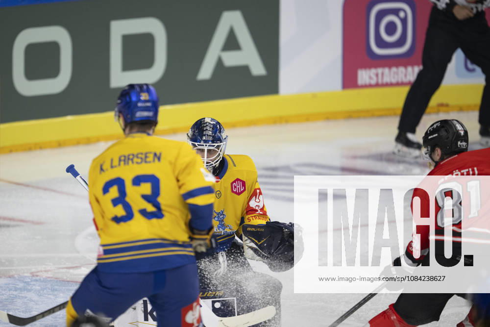 CHL; Kölner Haie - Herning Blue Fox; Köln, 07.10.2026 Casper Larsen (Herning Blue Fox, Verteidigung, 33); Janis Fecers (Herning Blue Fox, Torwart, 35); Mateu Späth (Kölner Haie, Sturm, 81); CHL; Kölner Haie - Herning Blue Fox am 07.10.2026 in der Lanxessarena in Köln (Deutschland).