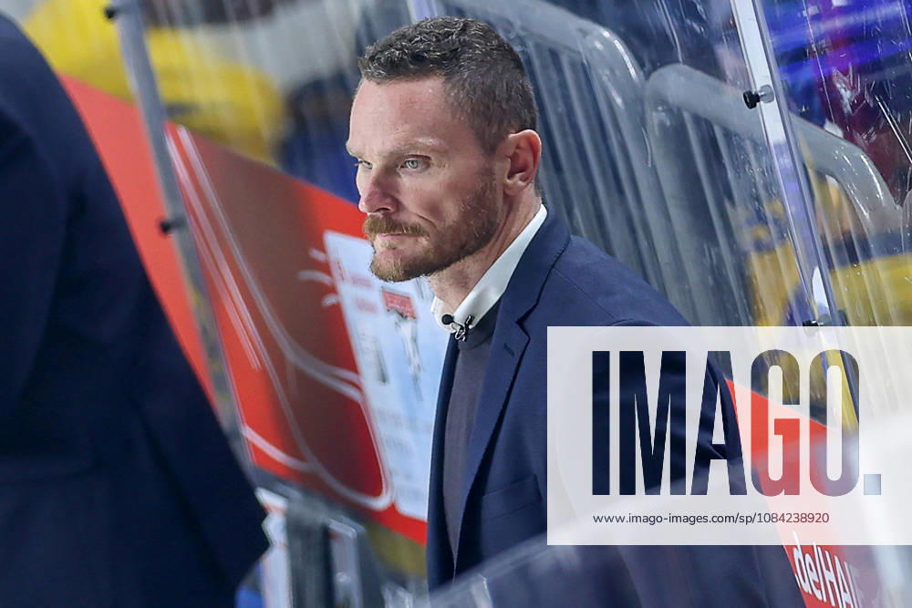 Eishockey, CHL, Kölner Haie - Blue Fox Herning, Champions Hockey League 2026 27, 5. Spieltag, Saison 2026 27, Lanxess-Arena Köln: Cheftrainer Garath Murray (Blue Fox Herning hc) gestikulierend am Spielfeldrand Nordrhein-Westfalen Deutschland