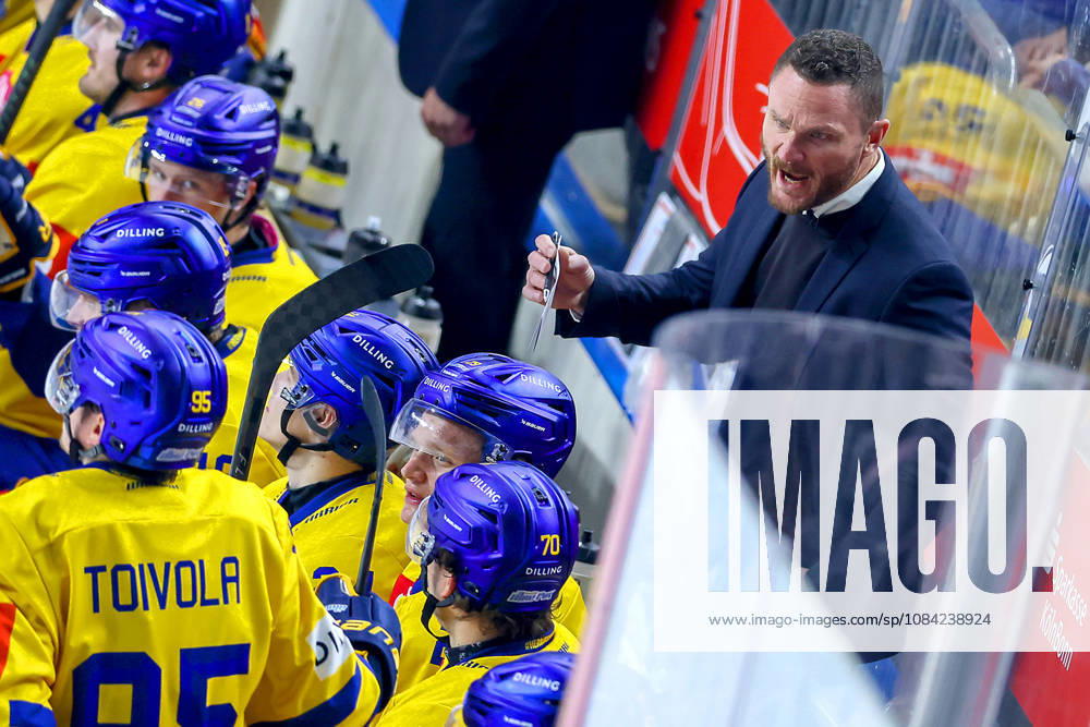Eishockey, CHL, Kölner Haie - Blue Fox Herning, Champions Hockey League 2026 27, 5. Spieltag, Saison 2026 27, Lanxess-Arena Köln: Cheftrainer Garath Murray (Blue Fox Herning hc) gestikulierend am Spielfeldrand Nordrhein-Westfalen Deutschland