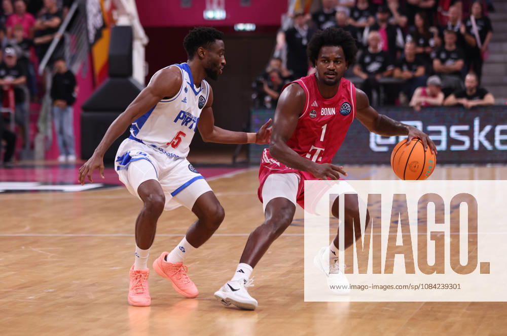 John-Michael Wright (Bonn) am Ball neben Childe Dundao (Porto), BCL, Telekom Baskets Bonn vs FC Porto, Bonn