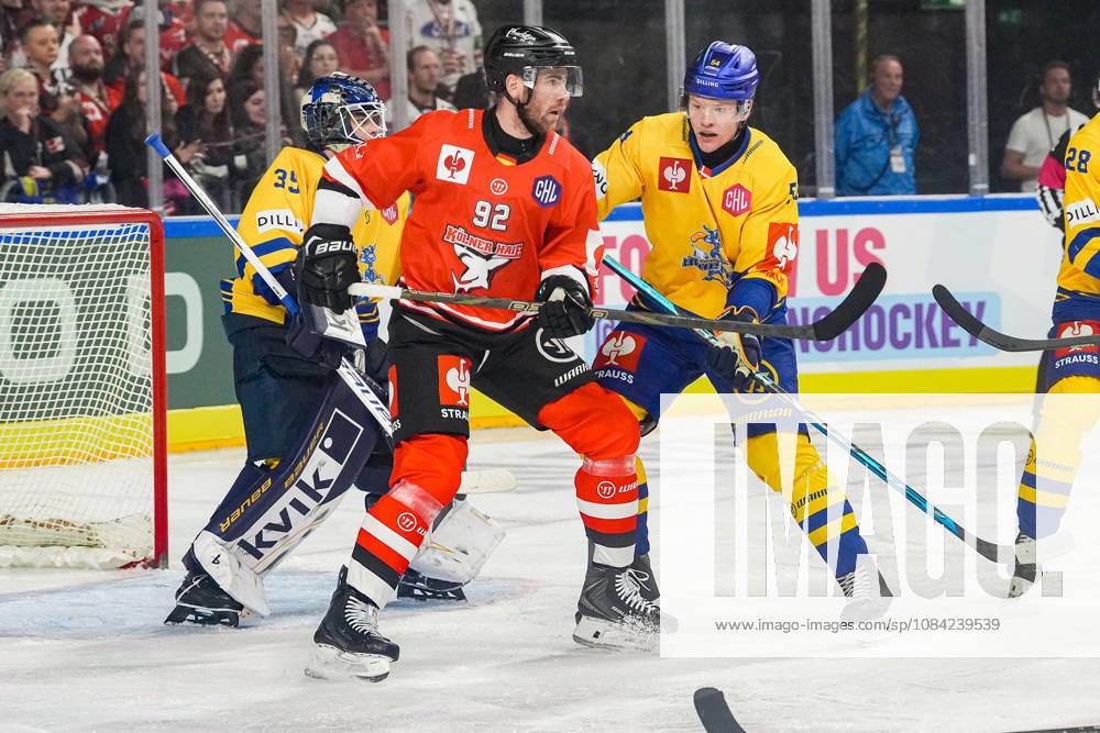 Eishockey CHL 5. Spieltag Kölner Haie - Herning Blue Fox am 07.10.2026 in der Lanxess Arena in Köln Jänis Fecers ( Herning ), links - Marcel Noebels ( Köln ), mitte - Matteus Vilmer Söderbom ( Herning ), rechts