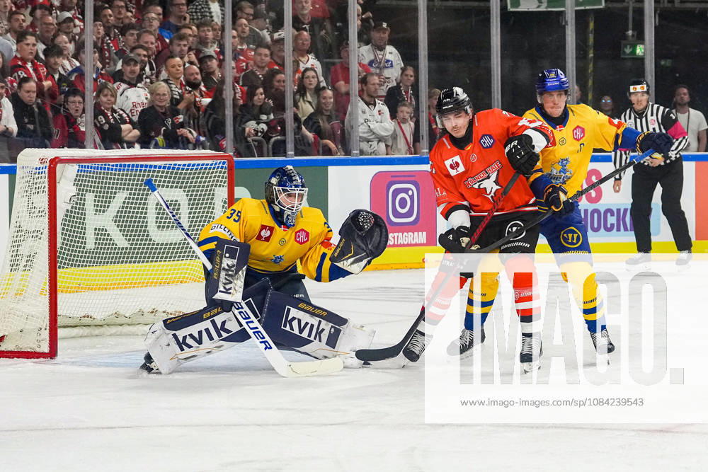Eishockey CHL 5. Spieltag Kölner Haie - Herning Blue Fox am 07.10.2026 in der Lanxess Arena in Köln Jänis Fecers ( Herning ), links - Daniel Fischbuch ( Köln ), mitte - Emil Lojborg Kristensen ( Herning ), rechts