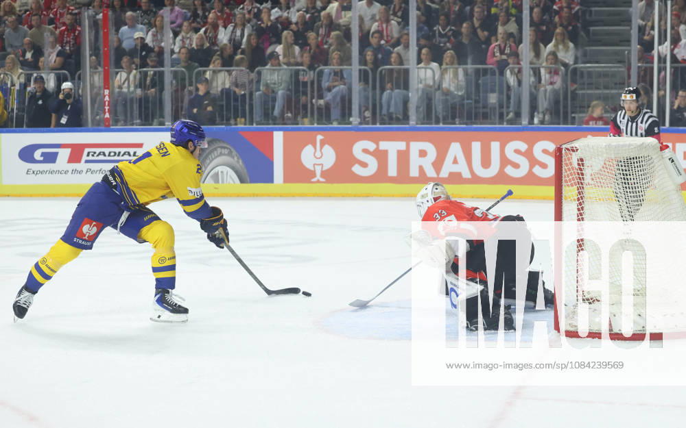 V.l. Hjalte Thomsen (Herning Blue Fox 21), Nico Wiens (Koelner Haie 33) GER, Koelner Haie vs. Herning Blue Fox, Eishockey, DEL, Spielzeit 2026 2027, 07.10.2026 GER, Koelner Haie vs. Herning Blue Fox, Eishockey, DEL, Spielzeit 2026 2027, 07.10.2026 Deutschland