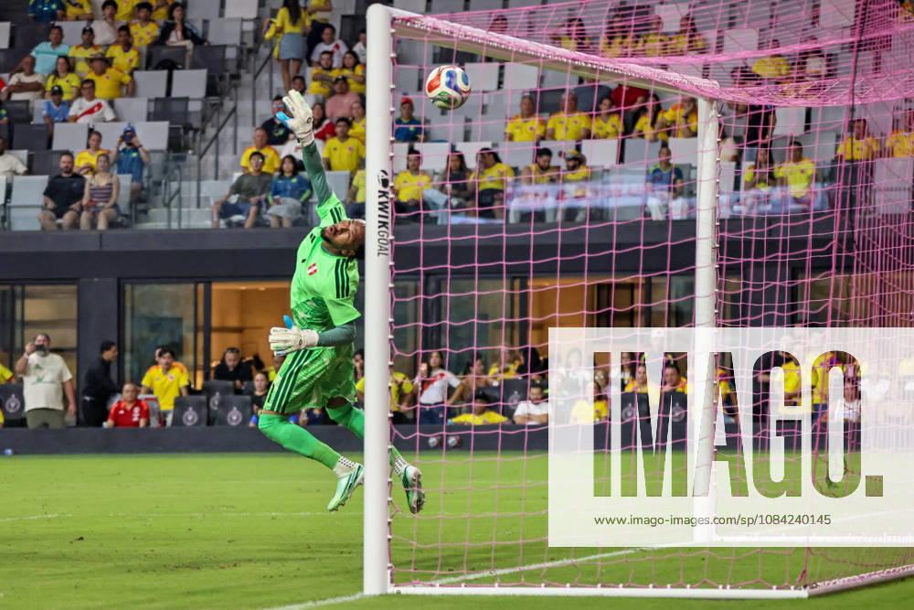 MIAMI, FL - OCTOBER 06: Pedro Gallese 1 of Peru attempts to save shot on goal during an International Friendly, Länderspiel, Nationalmannschaft soccer match between Colombia and Peru at NU Stadium on October 06, 2026 in Miami, Florida.(Photo by Chris Arjoon Icon Sportswire) SOCCER: OCT 06 Colombia vs Peru Icon2610060000136