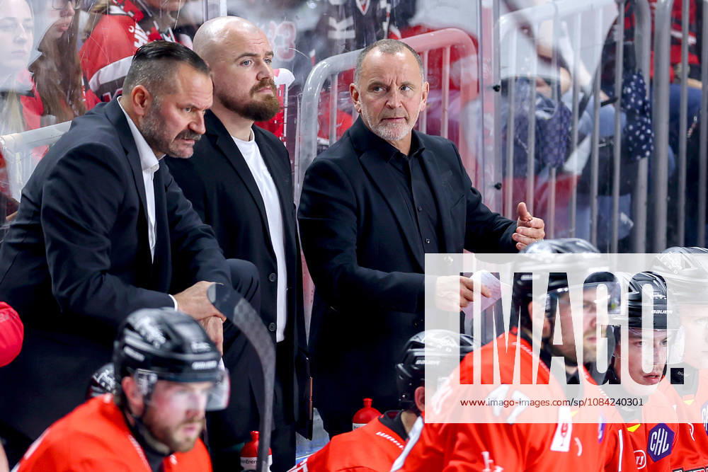 Eishockey, CHL, Kölner Haie - Blue Fox Herning, Champions Hockey League 2026 27, 5. Spieltag, Saison 2026 27, Lanxess-Arena Köln: Cheftrainer Thomas Berglund (Koelner Haie hc) gestikulierend am Spielfeldrand Nordrhein-Westfalen Deutschland