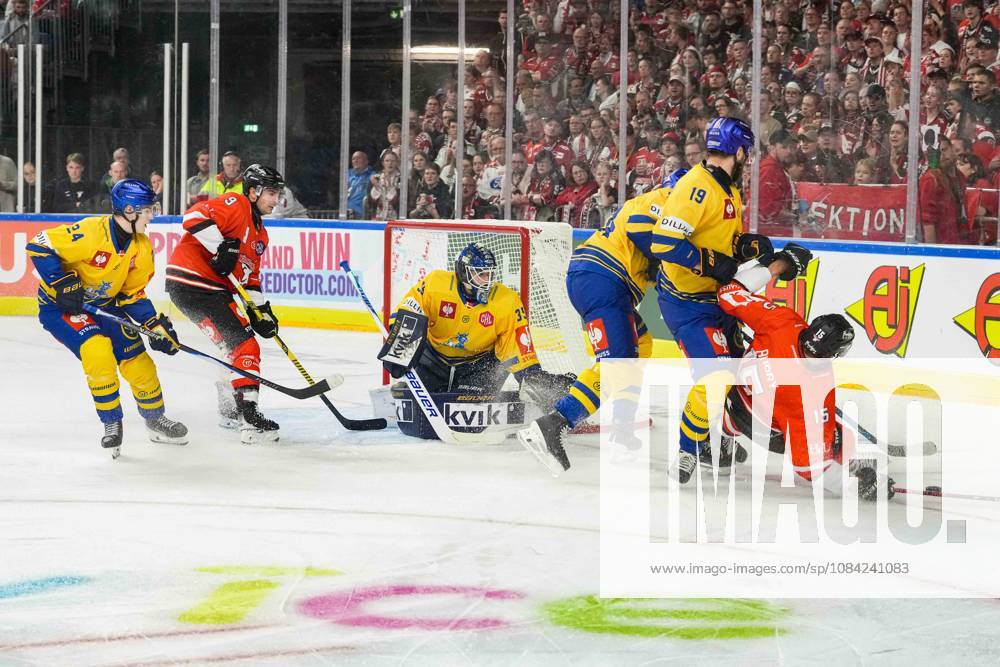 Eishockey CHL 5. Spieltag Kölner Haie - Herning Blue Fox am 07.10.2026 in der Lanxess Arena in Köln Viel Verkehr vor Jänis Fecers ( Herning ), mitte
