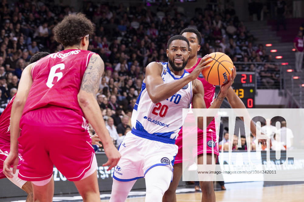 Xeyrius WILLIAMS (FCP 20, mi.) am Ball, im Zweikampf gegen Michael KESSENS (BONN 6, li.) und Marcus FOSTER (BONN 0, re.), Aktion. Endstand 78:74, Basketball Champions League Telekom Baskets Bonn (GER)-FC Porto (POR) BONN vs FCP Hauptrunde, Gruppe H, im T E L E K O M D O M E, am 07.10.2026, Â