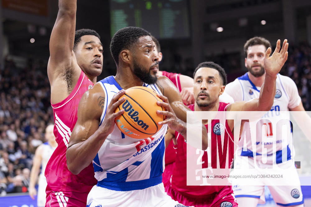 Xeyrius WILLIAMS (FCP 20, mi.) am Ball, im Zweikampf gegen Marcus FOSTER (BONN 0, li.) und Joel AMINU (BONN 21, re.), Aktion. Endstand 78:74, Basketball Champions League Telekom Baskets Bonn (GER)-FC Porto (POR) BONN vs FCP Hauptrunde, Gruppe H, im T E L E K O M D O M E, am 07.10.2026,