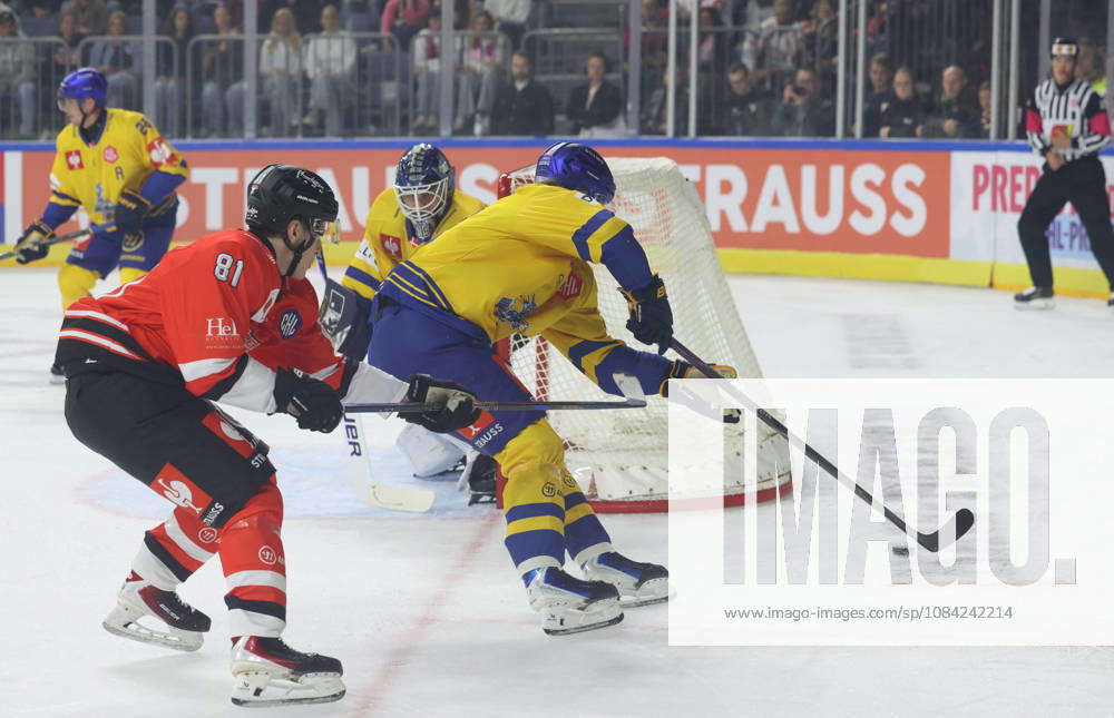 V.l. Mateu Spath (Koelner Haie 81), Jaenis Fecers (Herning Blue Fox 35), Lukas Bang (Herning Blue Fox 29), im Hintergrund Emil Kristensen (Herning Blue Fox 28) GER, Koelner Haie vs. Herning Blue Fox, Eishockey, DEL, Spielzeit 2026 2027, 07.10.2026 GER, Koelner Haie vs. Herning Blue Fox, Eishockey, DEL, Spielzeit 2026 2027, 07.10.2026 Deutschland