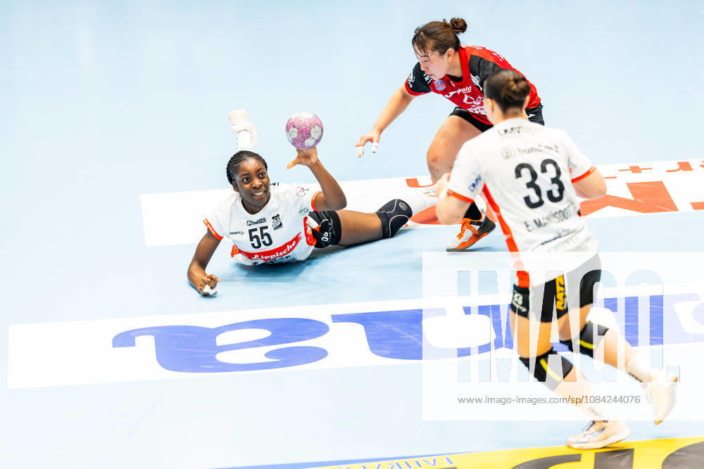 GER, Handball, Frauen, Saison 2026 2027, Alsco 1.Bl, 5.Spieltag, Thüringer HC - HSG Blomberg-Lippe Farrelle Alicia Njinkeu (HSG Blomberg-Lippe), Natsuki Aizawa (Thueringer HC,23), Elin Rosa Magnusdottir (HSG Blomberg-Lippe) 99947 Bad Langensalza Salza Halle Sporthalle Mehrz Thüringen Deutschland