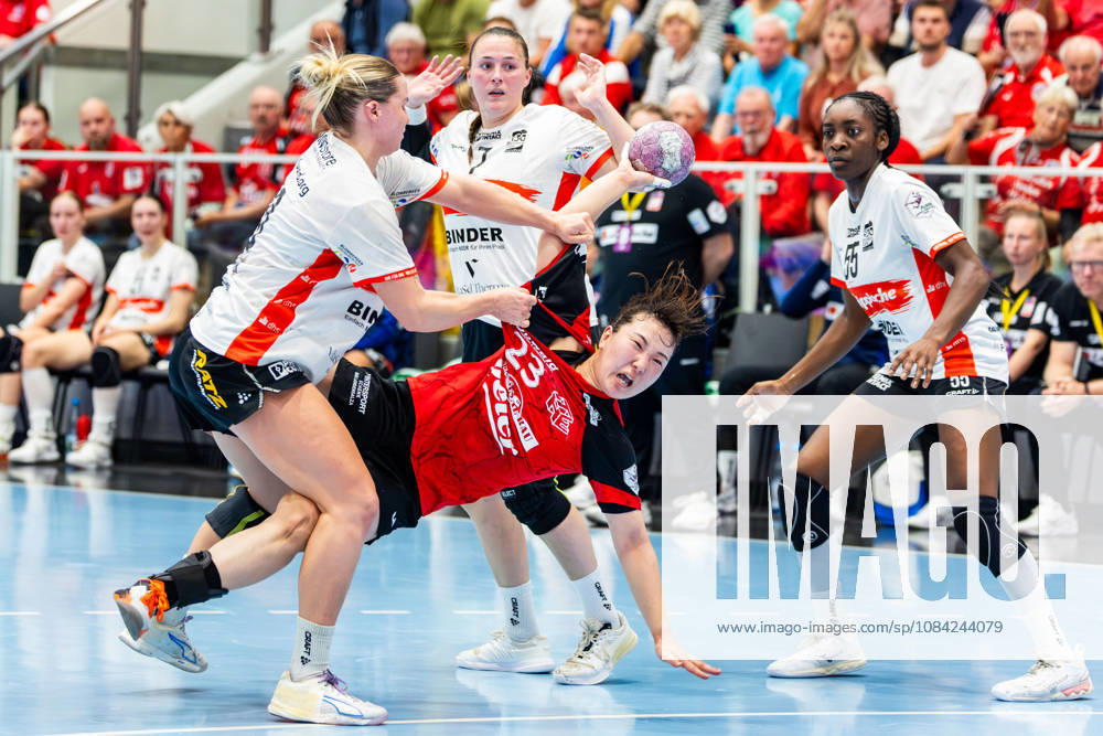 GER, Handball, Frauen, Saison 2026 2027, Alsco 1.Bl, 5.Spieltag, Thüringer HC - HSG Blomberg-Lippe Maxi Muehlner (HSG Blomberg-Lippe), Natsuki Aizawa (Thueringer HC,23), Diana Doegg Magnusdottir (HSG Blomberg-Lippe) 99947 Bad Langensalza Salza Halle Sporthalle Mehrz Thüringen Deutschland