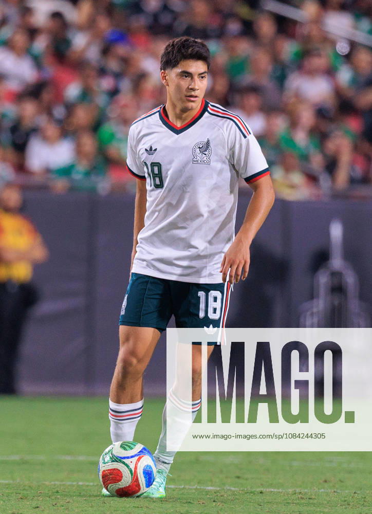 Obed Vargas 18 of Mexico during an International Friendly, Länderspiel, Nationalmannschaft match against Chile at Los Angeles Memorial Coliseum on Tuesday, October 6, 2026, in Los Angeles, California. Mexico loses to Chile, 0-2. JAVIER ROJAS PI Los Angeles USA - ZUMAp124 20261006_zaa_p124_158
