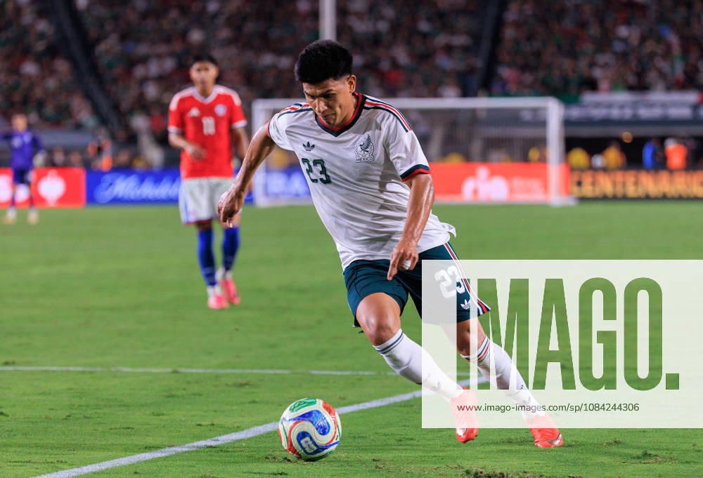 Jesus Gallardo 23 of Mexico with the ball during an International Friendly, Länderspiel, Nationalmannschaft match against Chile at Los Angeles Memorial Coliseum on Tuesday, October 6, 2026, in Los Angeles, California. Mexico loses to Chile, 0-2. JAVIER ROJAS PI Los Angeles USA - ZUMAp124 20261006_zaa_p124_159