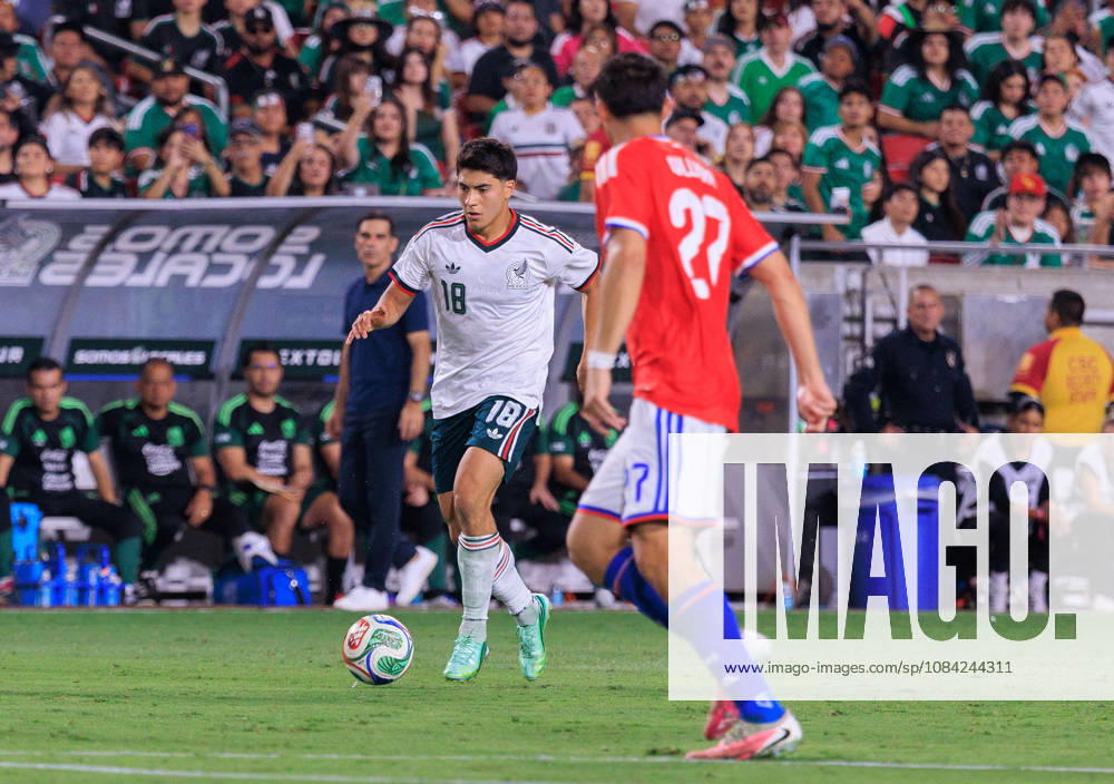 Obed Vargas 18 of Mexico during an International Friendly, Länderspiel, Nationalmannschaft match against Chile at Los Angeles Memorial Coliseum on Tuesday, October 6, 2026, in Los Angeles, California. Mexico loses to Chile, 0-2. JAVIER ROJAS PI Mexico Vs. Peru - ZUMAp124 20261006_zaa_p124_153